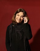 «Πριµοδοτώ το φως!». Συνέντευξη της Όλιας Λαζαρίδου στη Ντόση Ιορδανίδου